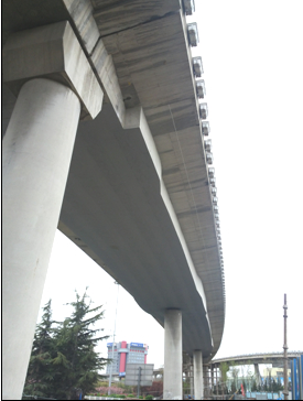 梁體粘貼碳纖維布，并進(jìn)行梁底修補(bǔ)