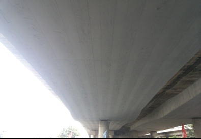 梁體粘貼碳纖維布，并進(jìn)行梁底修補(bǔ)