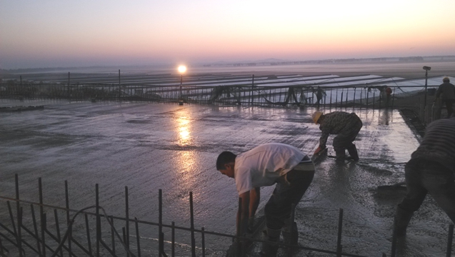 迎著朝霞，工人正在進(jìn)行收尾工作